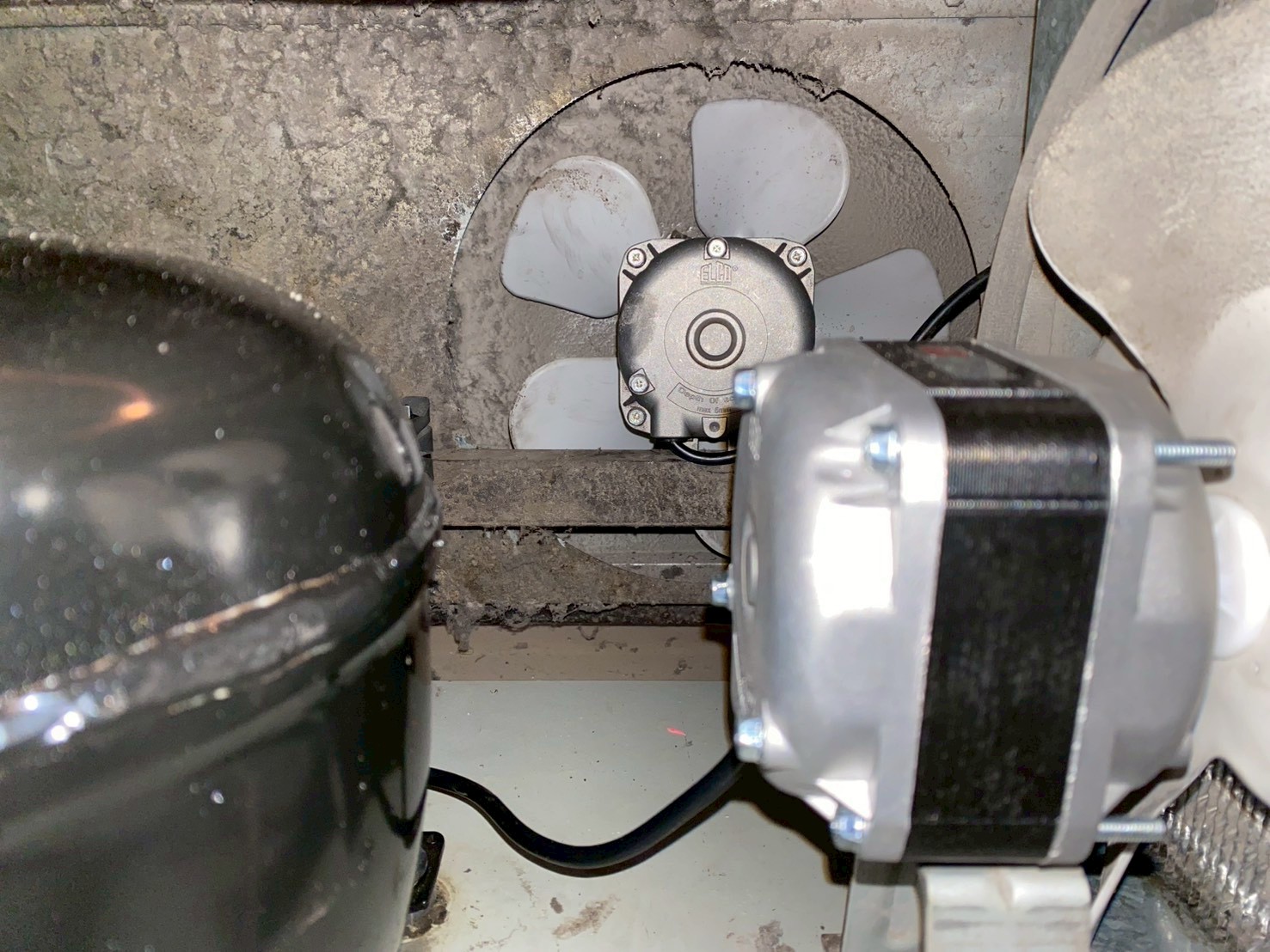 ภาพผลงานเต็มหน้าจอ: เปลี่ยนคอมเพรสเซอร์ตู้โชว์เค้ก