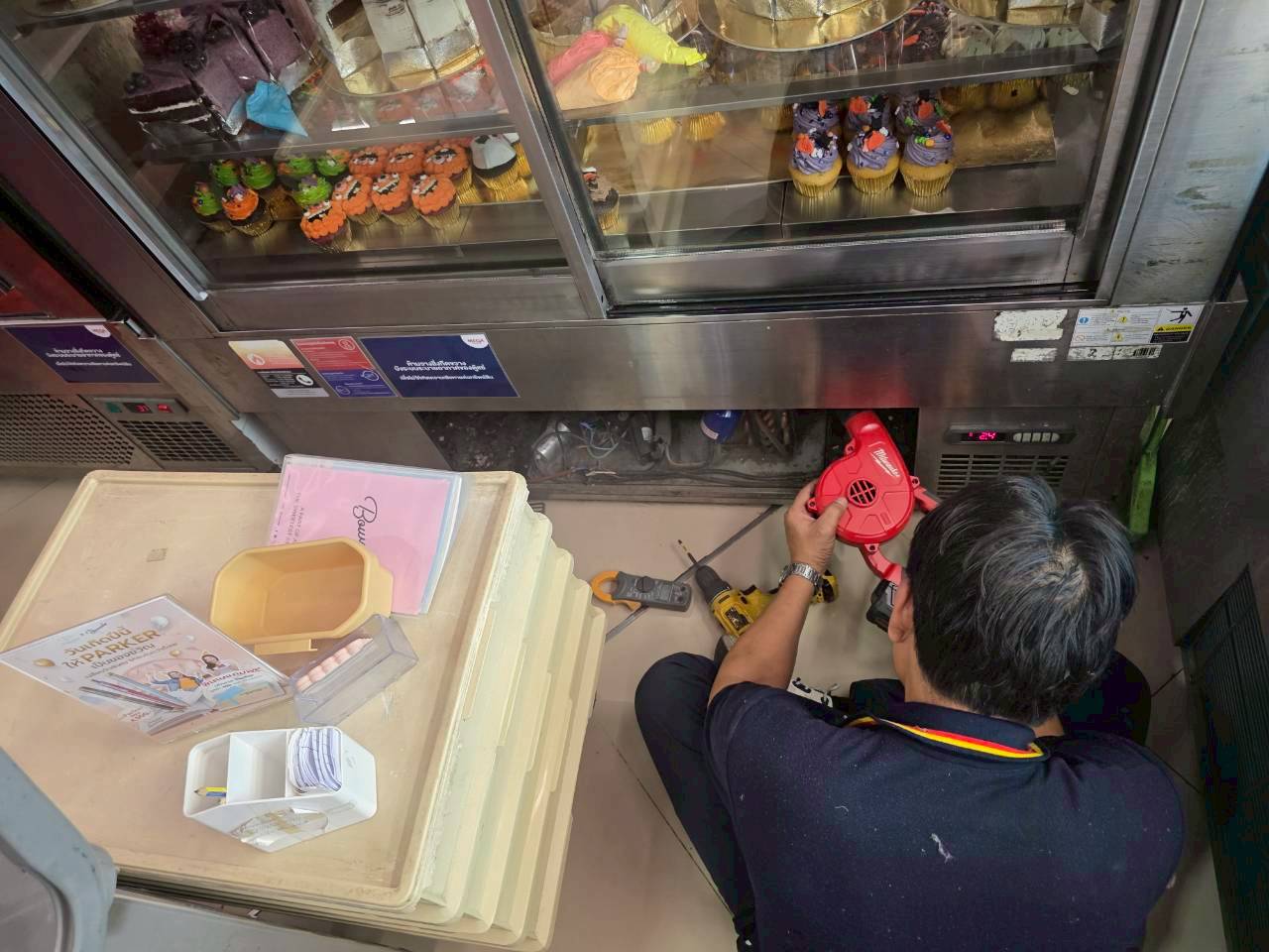 ภาพผลงานเต็มหน้าจอ: งาน PM - ตู้แช่เค้ก กระจกโค้ง (FloraCG1500)