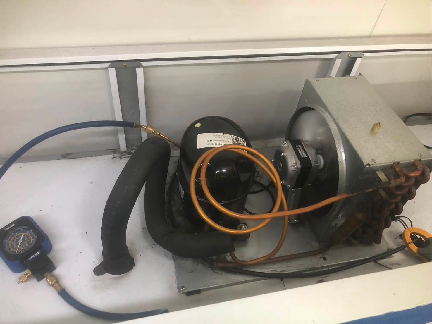 ภาพผลงานเต็มหน้าจอ: ตรวจเช็กและซ่อมบำรุงตู้แช่เครื่องดื่มด้วยการเปลี่ยนมอเตอร์พัดลมคอยล์ร้อน
