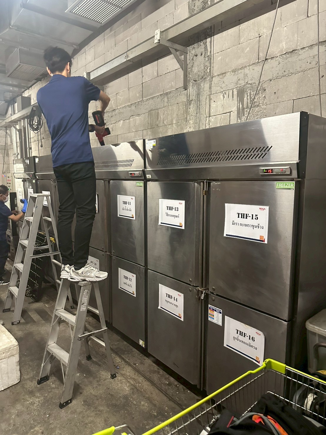 ภาพผลงานเต็มหน้าจอ: งาน PM - ตู้แช่ Stock (Chiller)