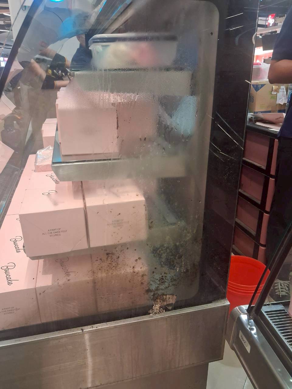 ภาพผลงานเต็มหน้าจอ: งาน PM - ตู้แช่เค้ก กระจกโค้ง (FloraCG1500)