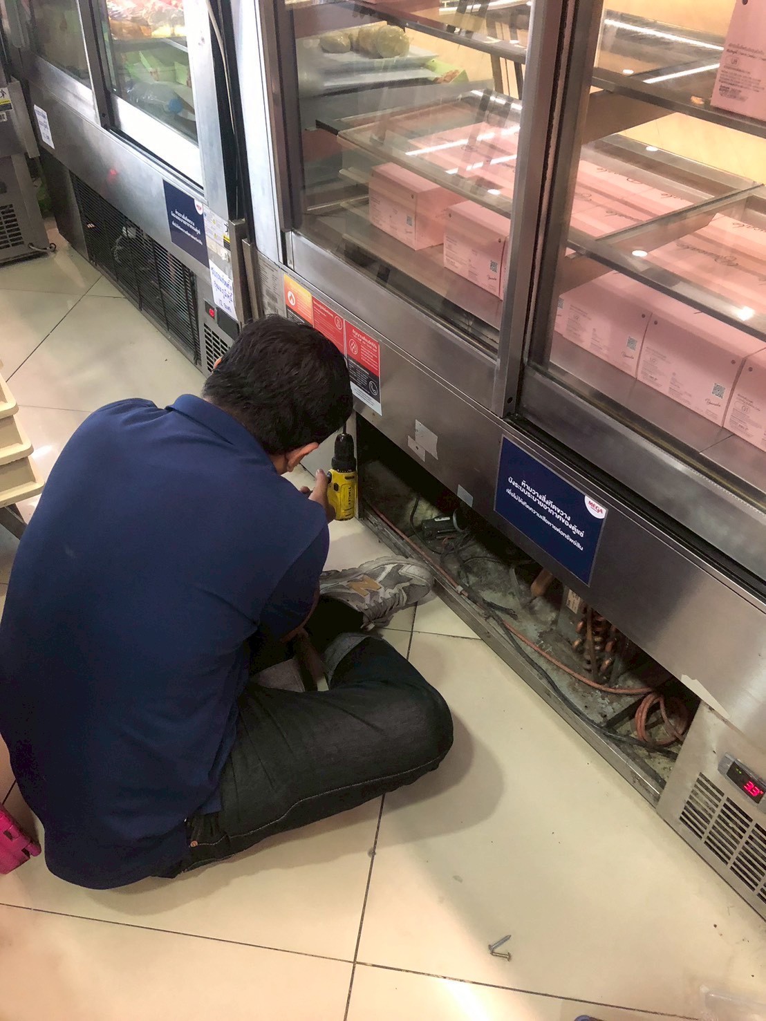 ภาพผลงานเต็มหน้าจอ: งาน PM - ตู้แช่เค้ก กระจกโค้ง (FloraCG1500)