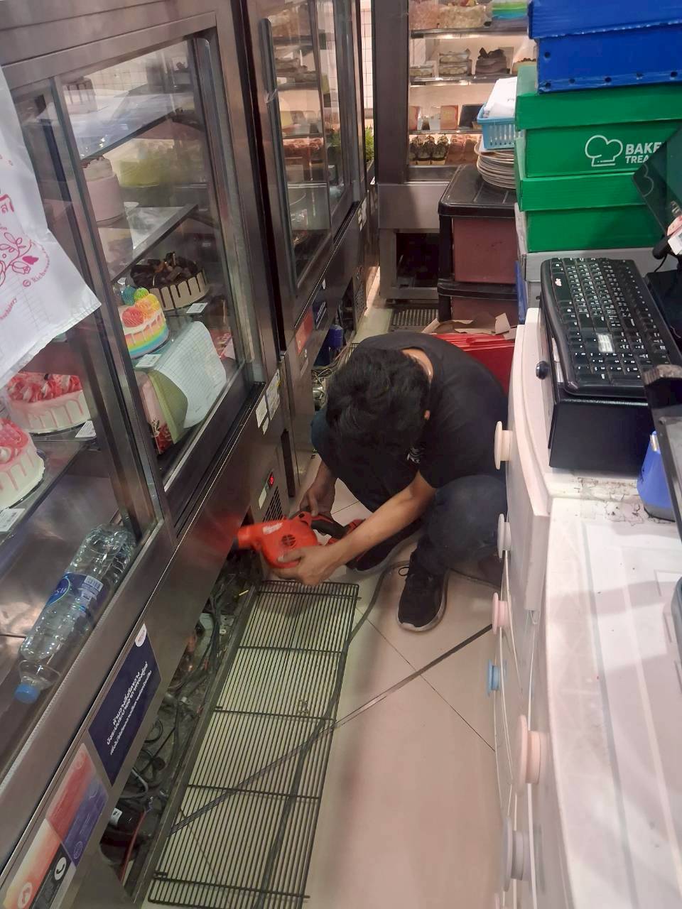 ภาพผลงานเต็มหน้าจอ: งาน PM - ตู้แช่เค้ก กระจกโค้ง (FloraCG1500)