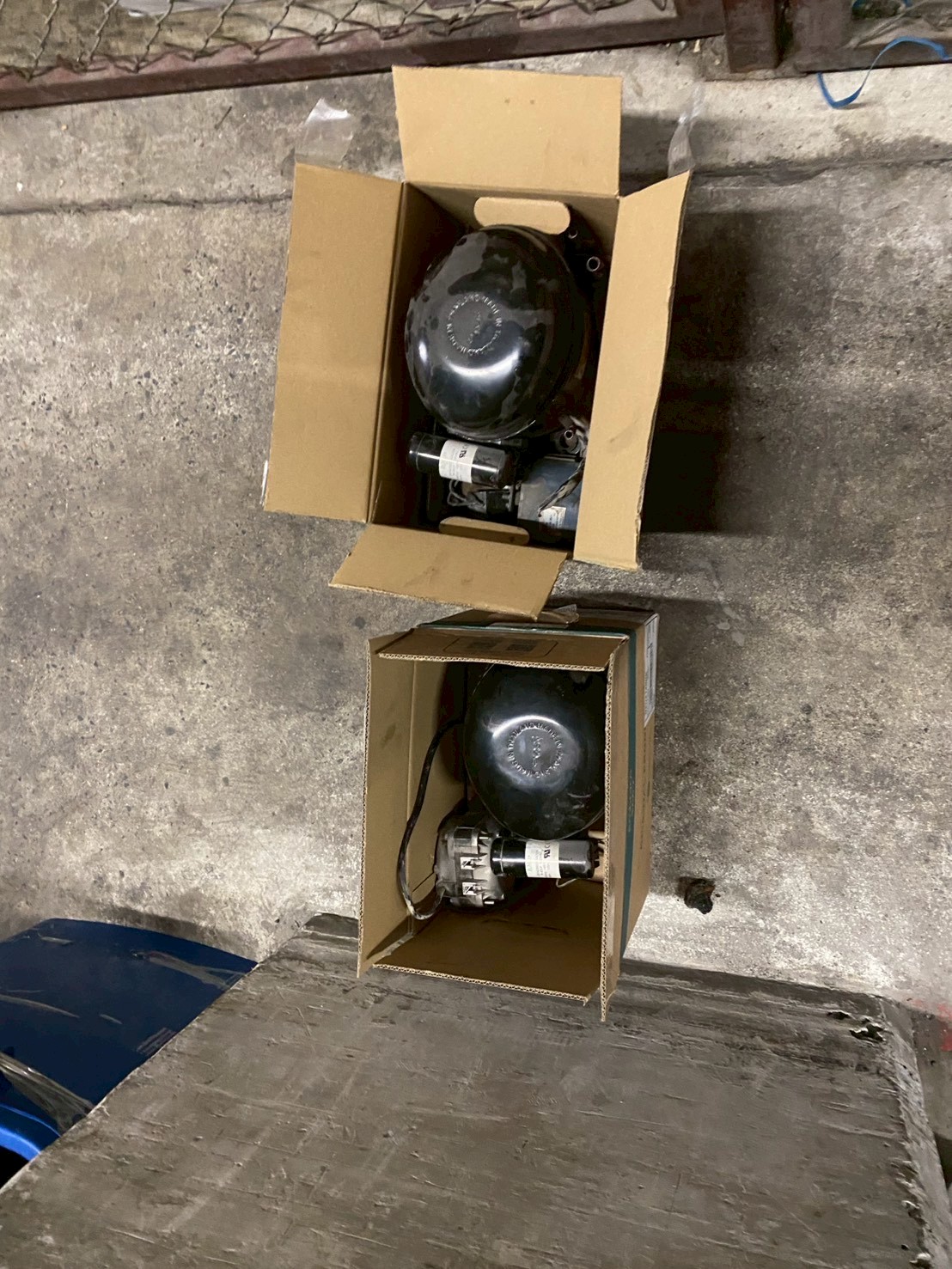 ภาพผลงานเต็มหน้าจอ: เปลี่ยนคอมเพรสเซอร์ตู้แช่ Chiller