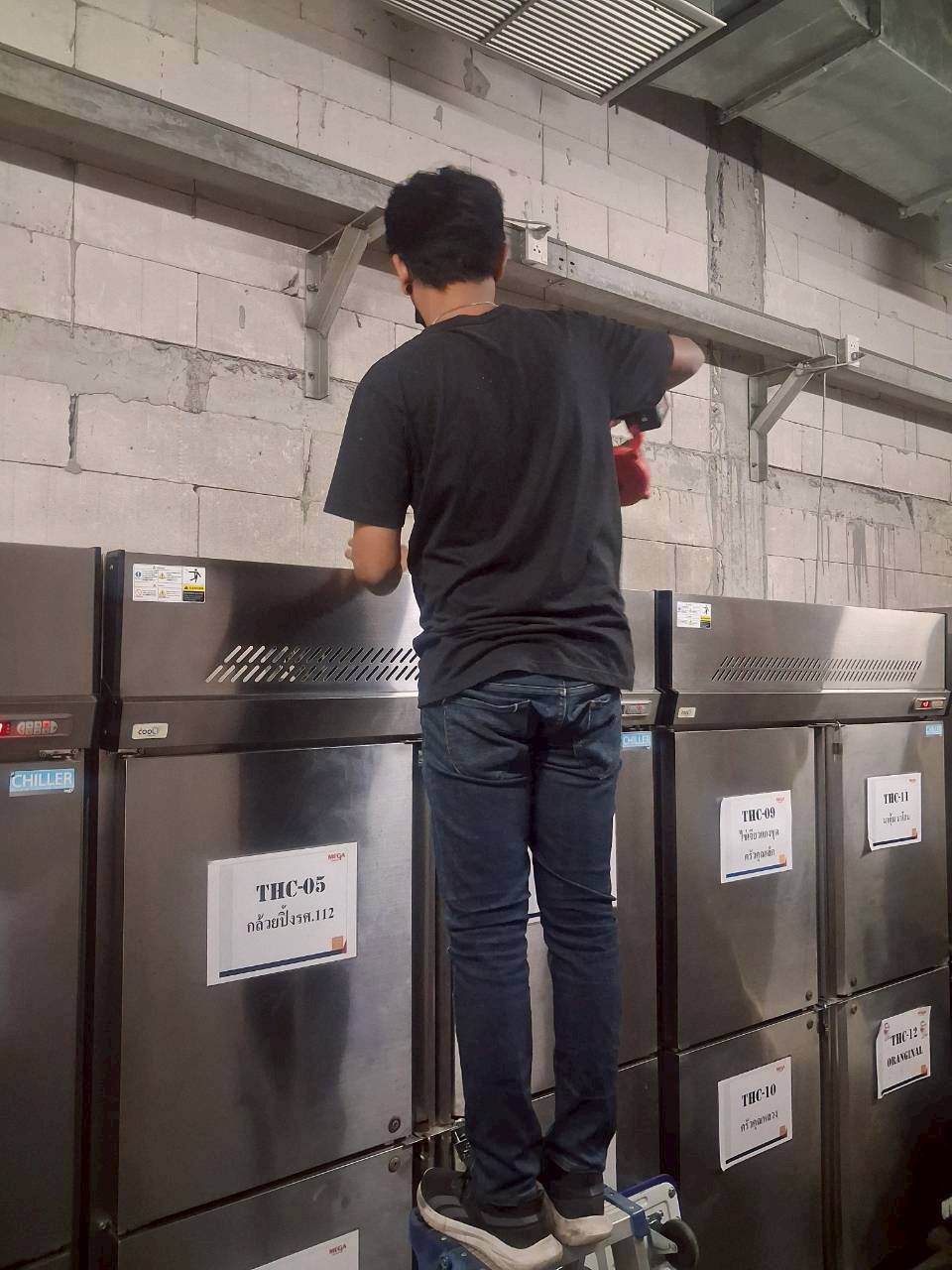 ภาพผลงานเต็มหน้าจอ: งาน PM - ตู้แช่ Stock (Chiller)