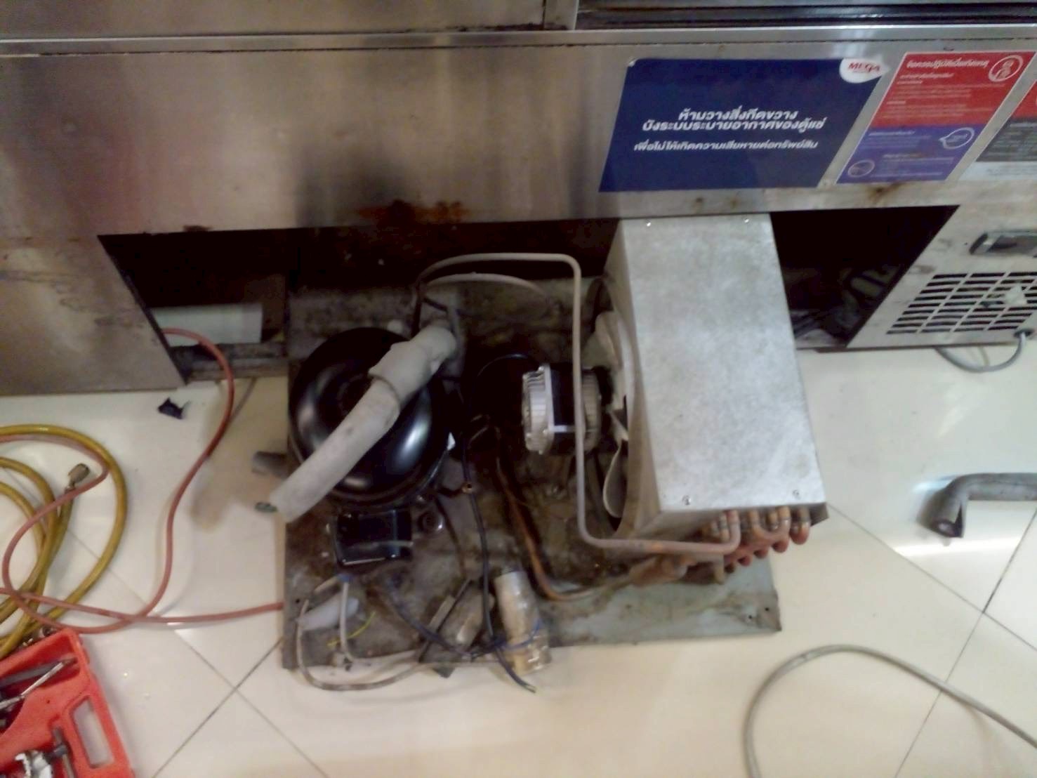 ภาพผลงานเต็มหน้าจอ: เปลี่ยนคอมเพรสเซอร์ตู้โชว์เค้ก