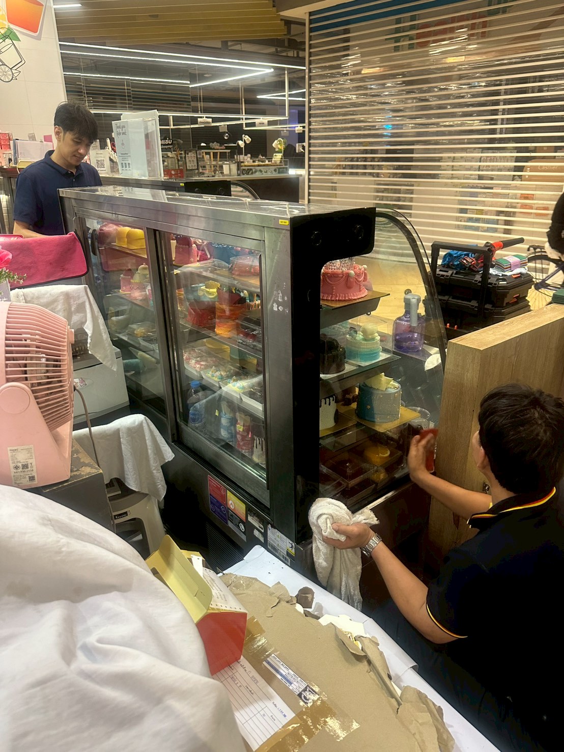 ภาพผลงานเต็มหน้าจอ: งาน PM - ตู้แช่เค้ก กระจกโค้ง (FloraCG1500)