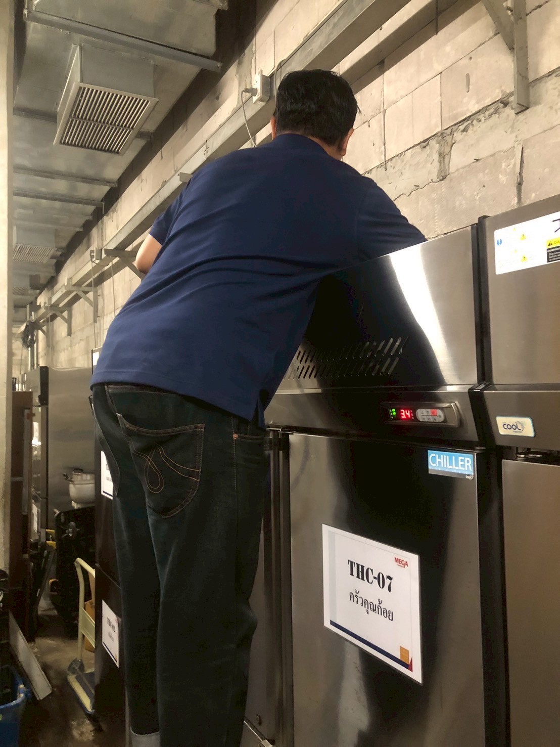 ภาพผลงานเต็มหน้าจอ: งาน PM - ตู้แช่ Stock (Chiller)