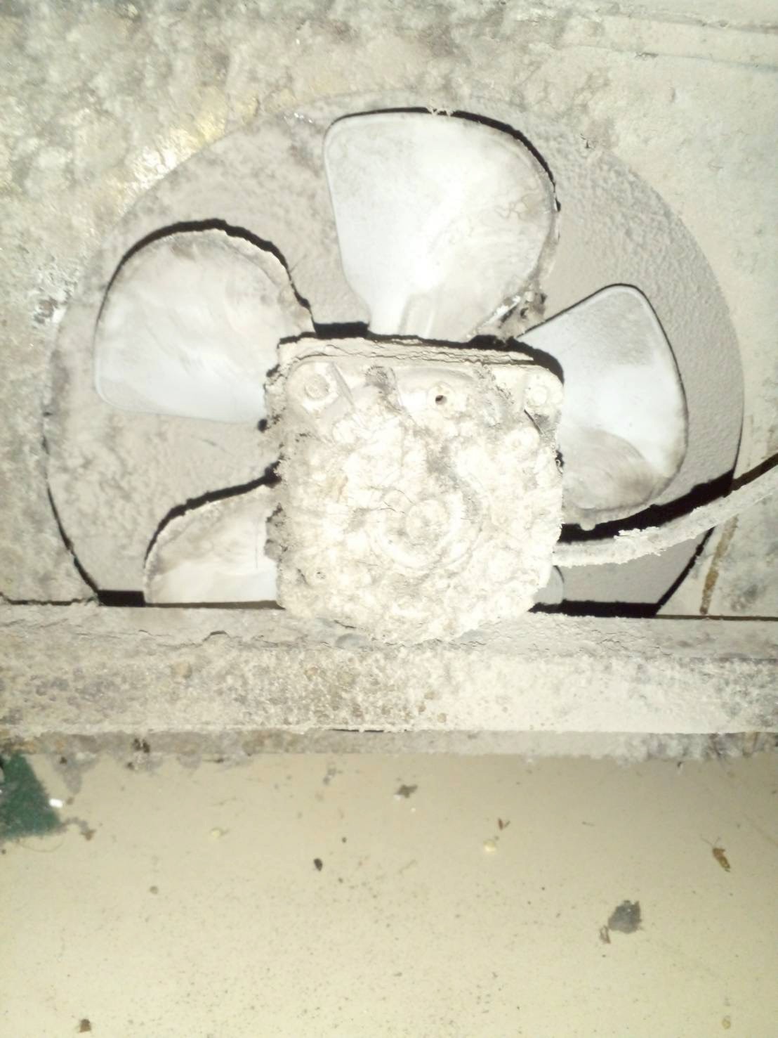 ภาพผลงานเต็มหน้าจอ: เปลี่ยนคอมเพรสเซอร์ตู้โชว์เค้ก